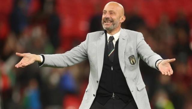 Kaiyun-维亚利离世,意足坛至悲:桑普的眼泪与曼乔的沉默